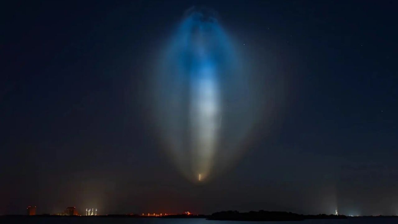 Lançamento da SpaceX fez Falcon 9 transformar o céu noturno em uma água-viva gigante, com pluma colorida iluminada pelo Sol em alta altitude, confundindo observadores e mostrando