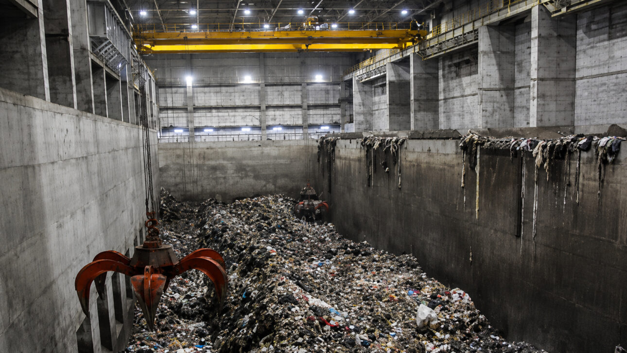 Lixo urbano pode gerar eletricidade, mas a queima ainda libera gases