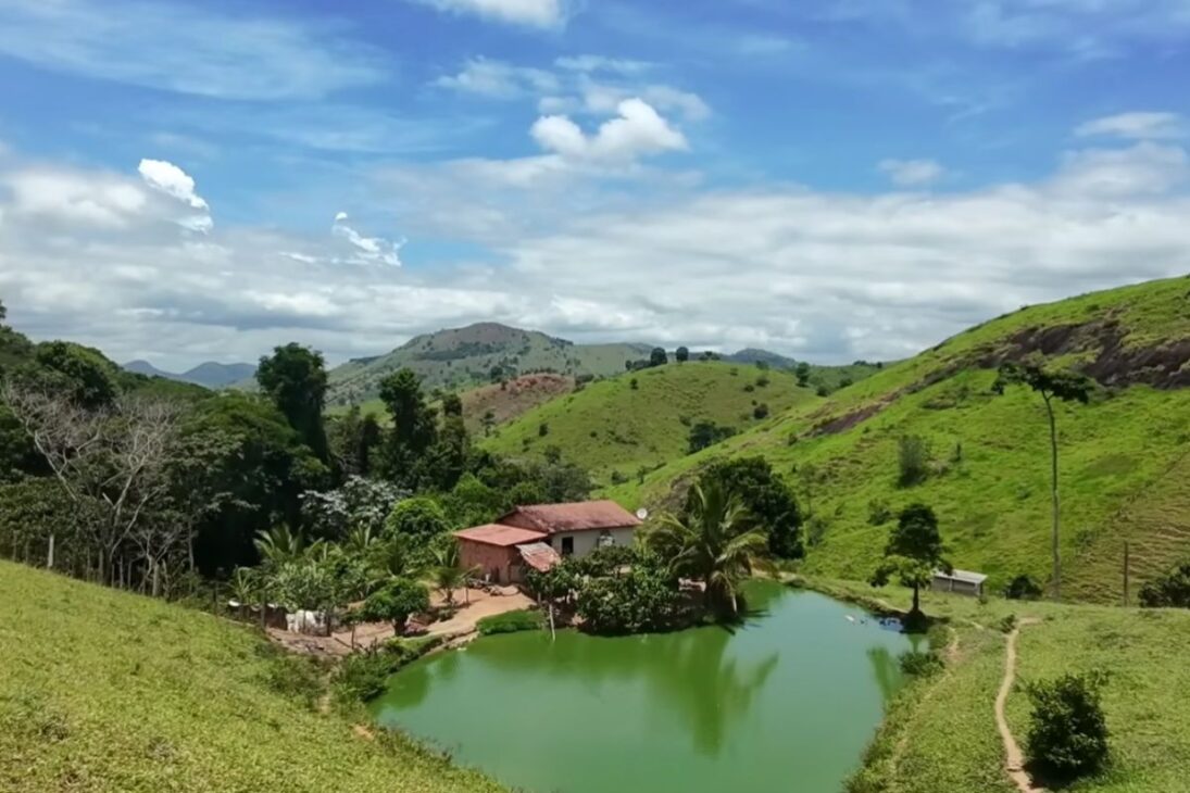Ele chegou ali com 31 anos e nunca mais saiu: hoje, aos 62, vive num sítio com casa no alto, represa cheia de tilápia e tambaqui, cacau e banana plantados no quintal e uma suçuarana que ronda a mata sem assustar ninguém, e explica por que quem vendeu terra e foi pra cidade hoje se arrepende