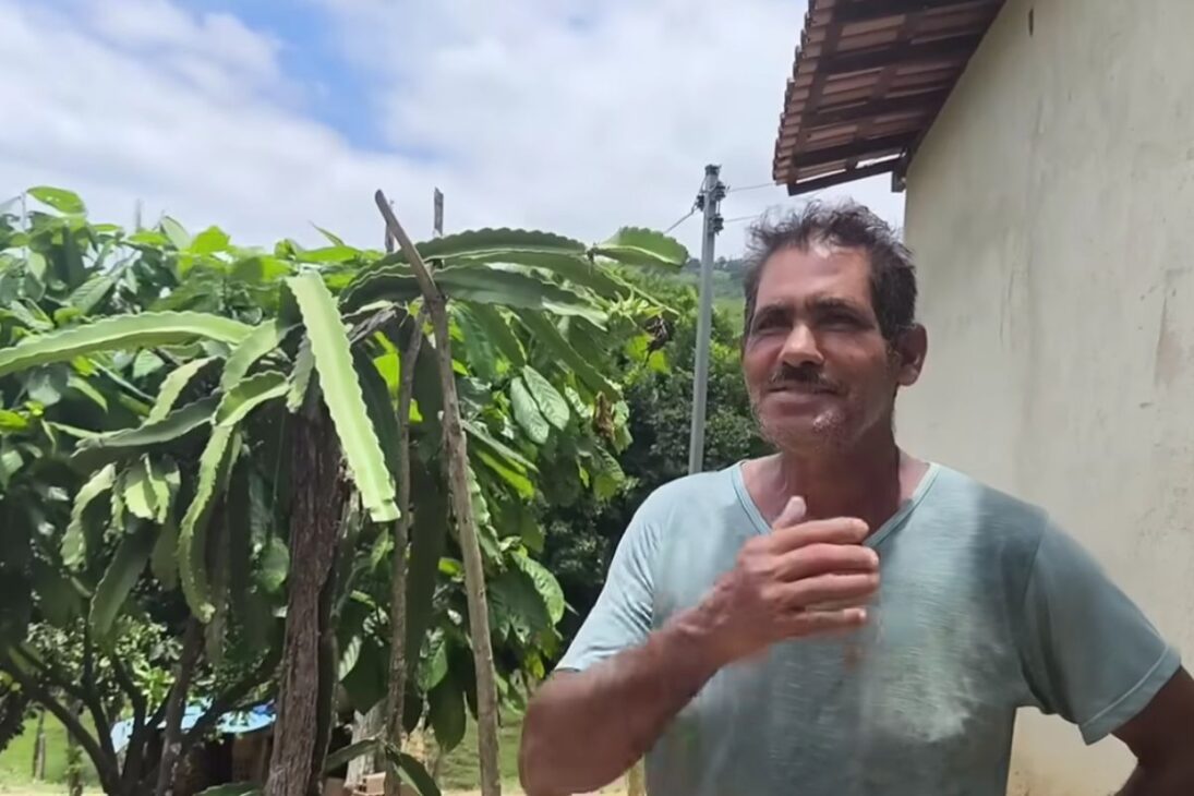 Tem pedra gigantesca atrás da casa, represa com peixe na frente, água mineral que desce da mata sem custar nada e suçuarana escondida nas grotas: assim é o sítio onde Seu Arlindo vive há mais de trinta anos na Bahia, e ele avisa que meio alqueire ali já é pedido por até R$ 600 mil, mas não sai