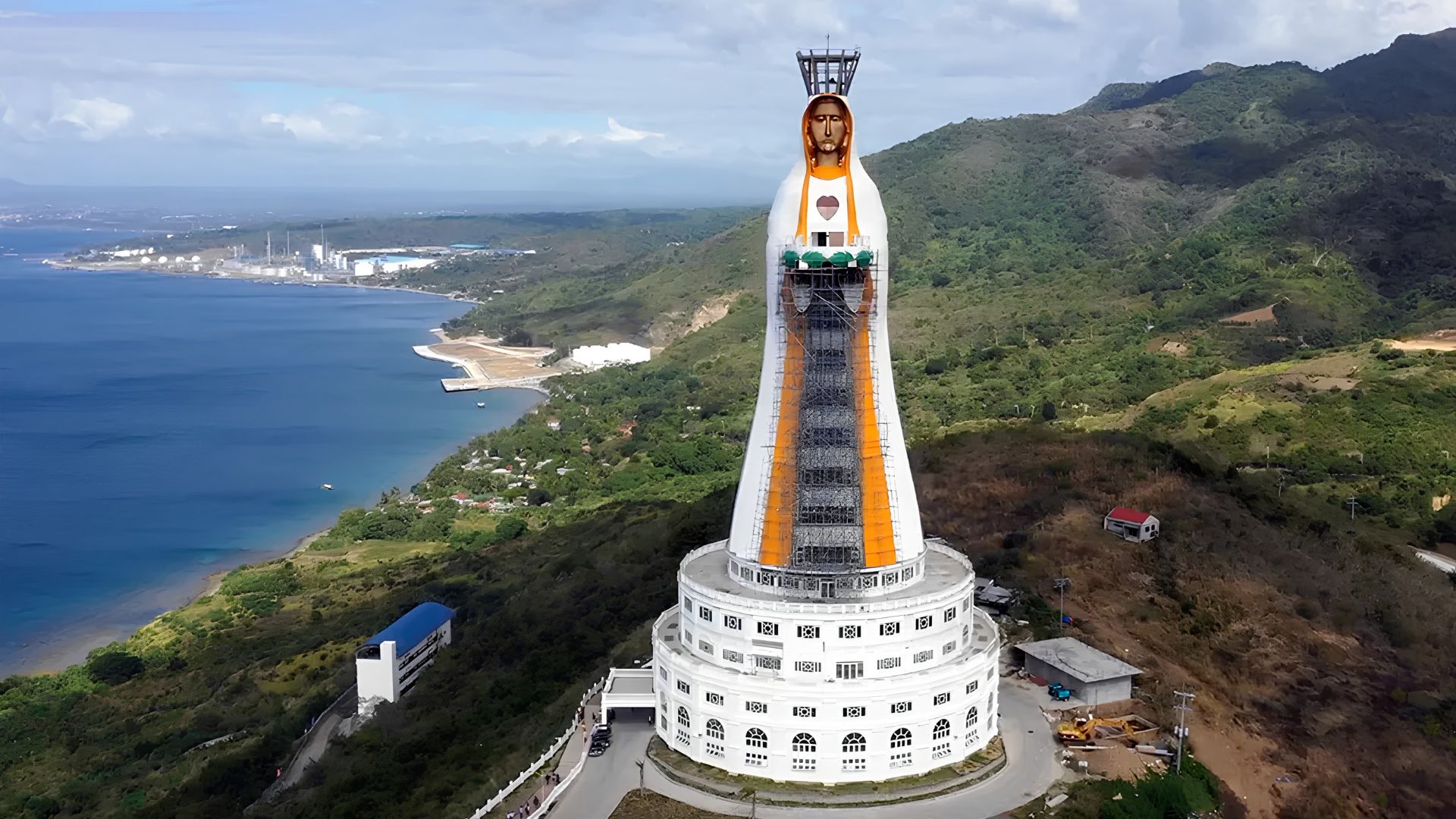 Maior estátua da Virgem Maria do mundo tem 98,15 metros, fica nas Filipinas e funciona como uma torre habitável voltada para o mar
