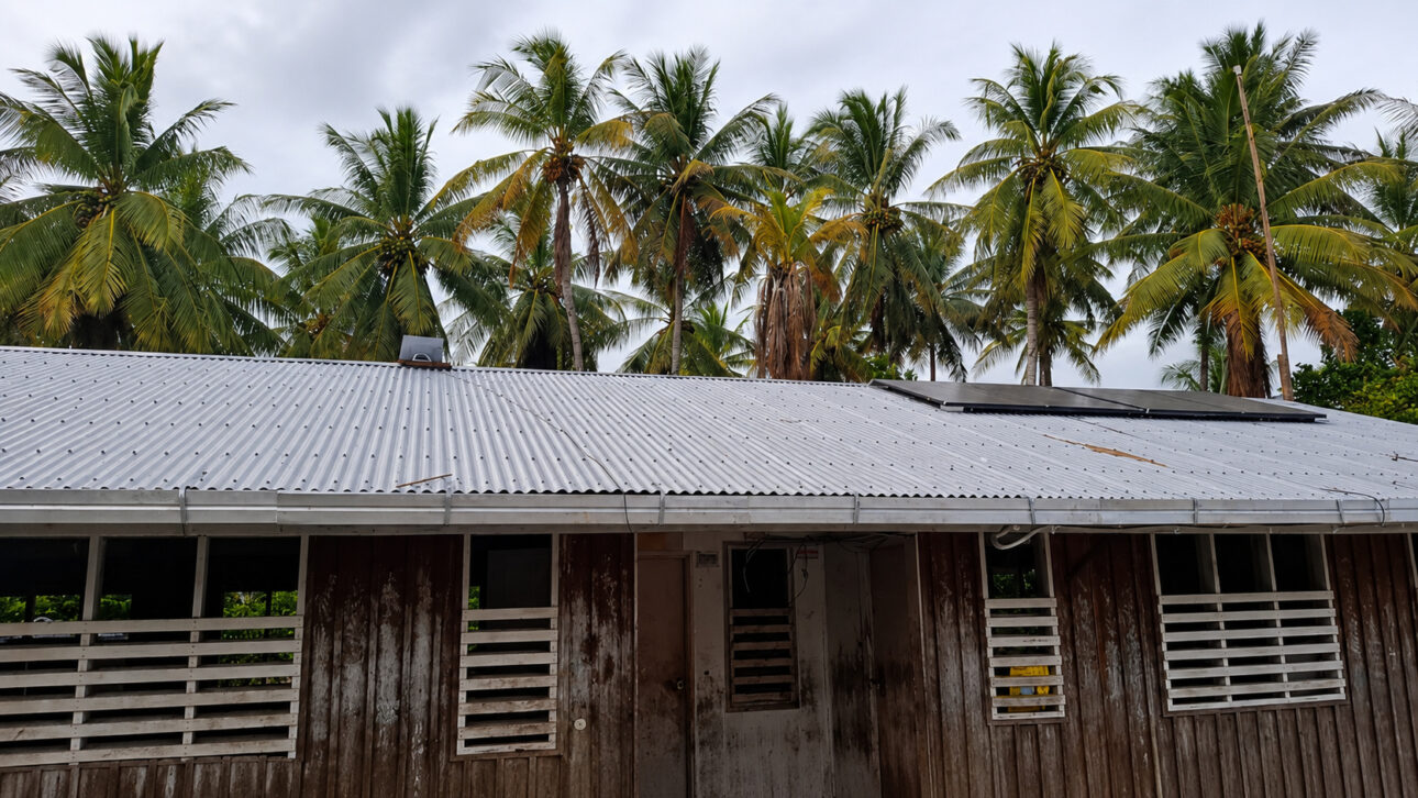 Mais de 1.000 moradores de uma ilha remota de Kiribati passaram a contar com água limpa e eletricidade por meio de sistemas solares operados pela própria comunidade.