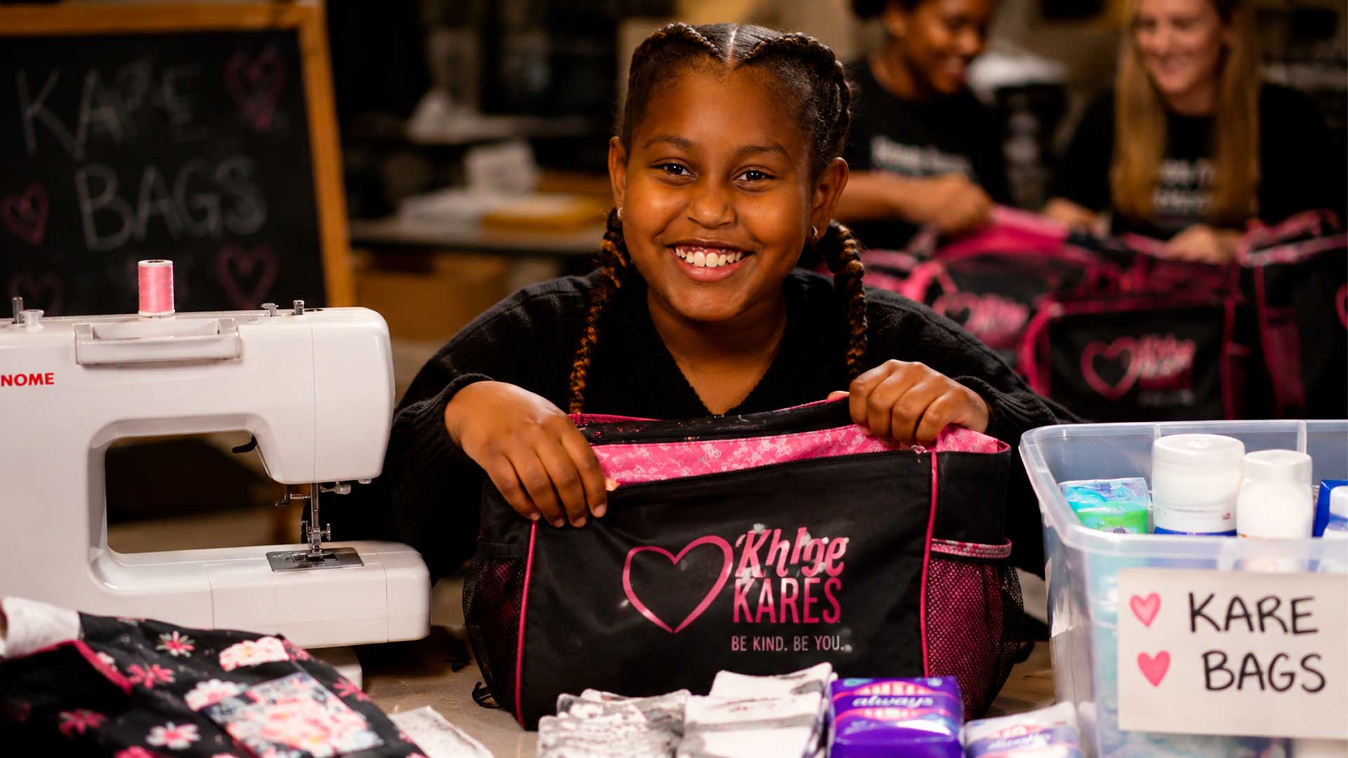 Menina que criou a Khloe Kares aprendeu a costurar bolsas aos 8 anos e passou a distribuir kits de higiene para pessoas em situação de rua na Califórnia