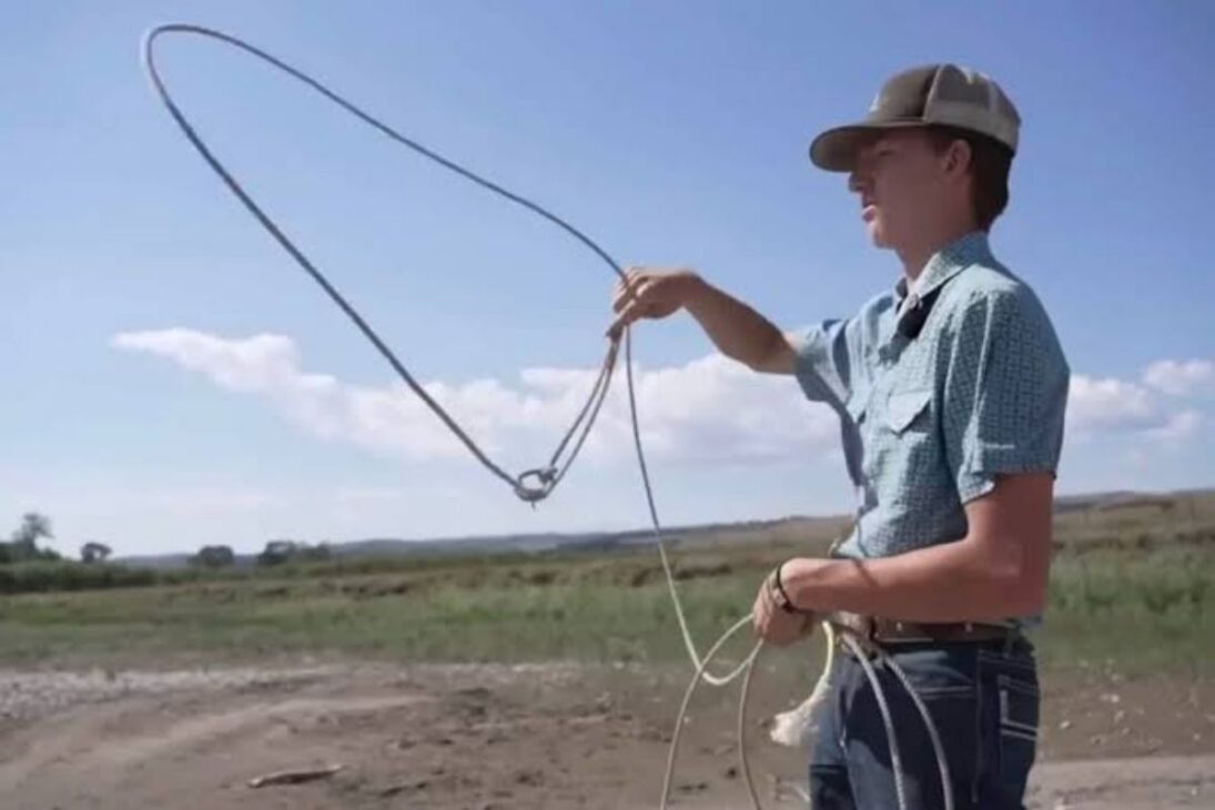 Menino de 14 anos treinava laço para o gado no rancho, levou a corda por acaso a um acampamento e tirou da correnteza um homem que descia o rio Yellowstone.