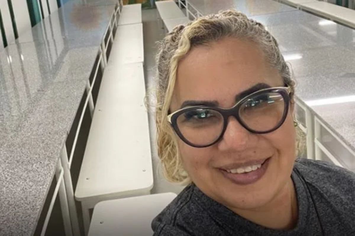ELA COMEÇOU COMO MERENDEIRA, TRABALHOU NA LIMPEZA, TORNOU-SE PROFESSORA E HOJE É DIRETORA.