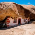 Mexicano escavou sob uma rocha de 850 toneladas e 15 metros de altura no deserto de Coahuila e construiu uma casa de três cômodos para viver com a mulher e os sete filhos