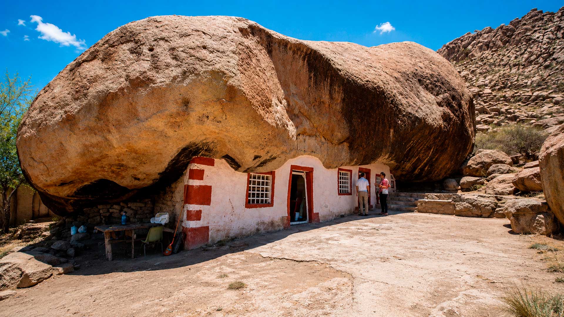 Mexicano escavou sob uma rocha de 850 toneladas e 15 metros de altura no deserto de Coahuila e construiu uma casa de três cômodos para viver com a mulher e os sete filhos