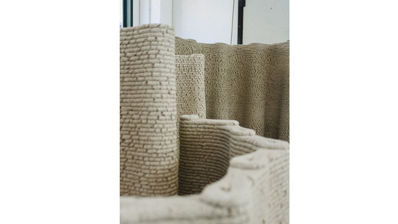 Casas impressas em 3D usam CORNCRETL, resíduos de milho e nejayote reciclado na construção sustentável com robôs.