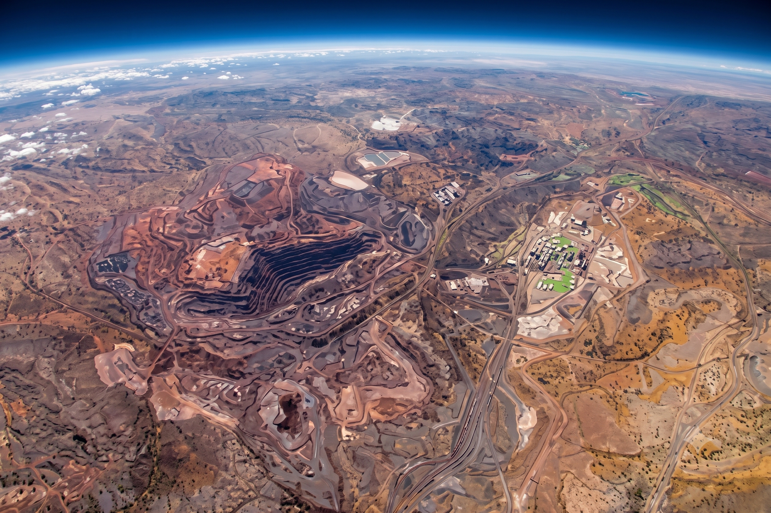 A Mount Whaleback, na Austrália, possui 5,5 km de extensão, é visível do espaço e abastece uma das maiores cadeias de produção de aço do planeta.