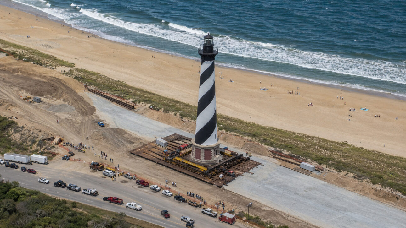 Cape Hatteras Lighthouse foi movido 2.900 pés em 1999 para escapar da erosão costeira, em uma das maiores operações de engenharia dos EUA.