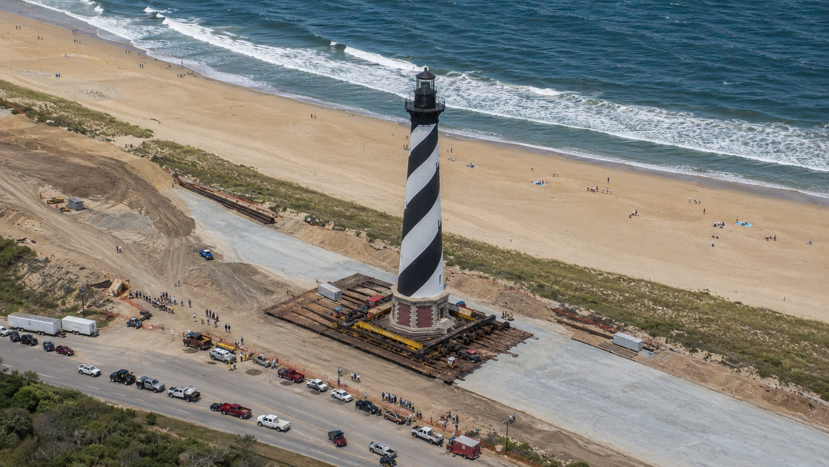 Cape Hatteras Lighthouse foi movido 2.900 pés em 1999 para escapar da erosão costeira, em uma das maiores operações de engenharia dos EUA.