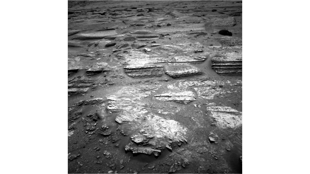 NASA analisa rochas listradas em Marte com rover Curiosity na Cratera Gale para reconstruir a história do Planeta Vermelho.
