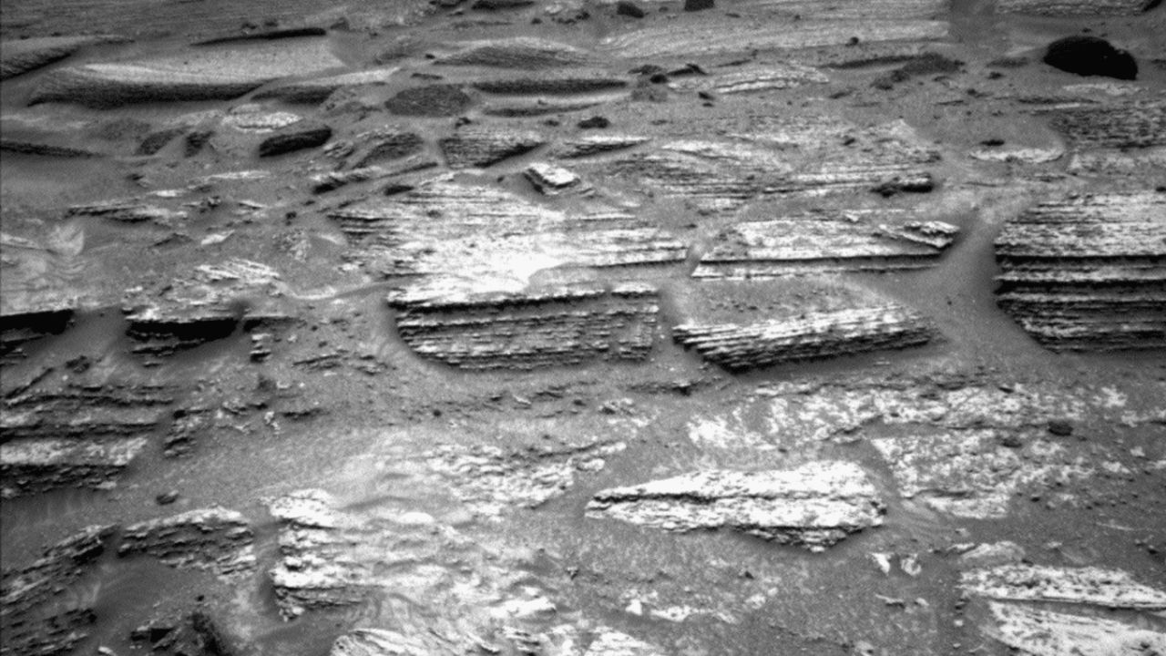 NASA analisa rochas listradas em Marte com rover Curiosity na Cratera Gale para reconstruir a história do Planeta Vermelho.