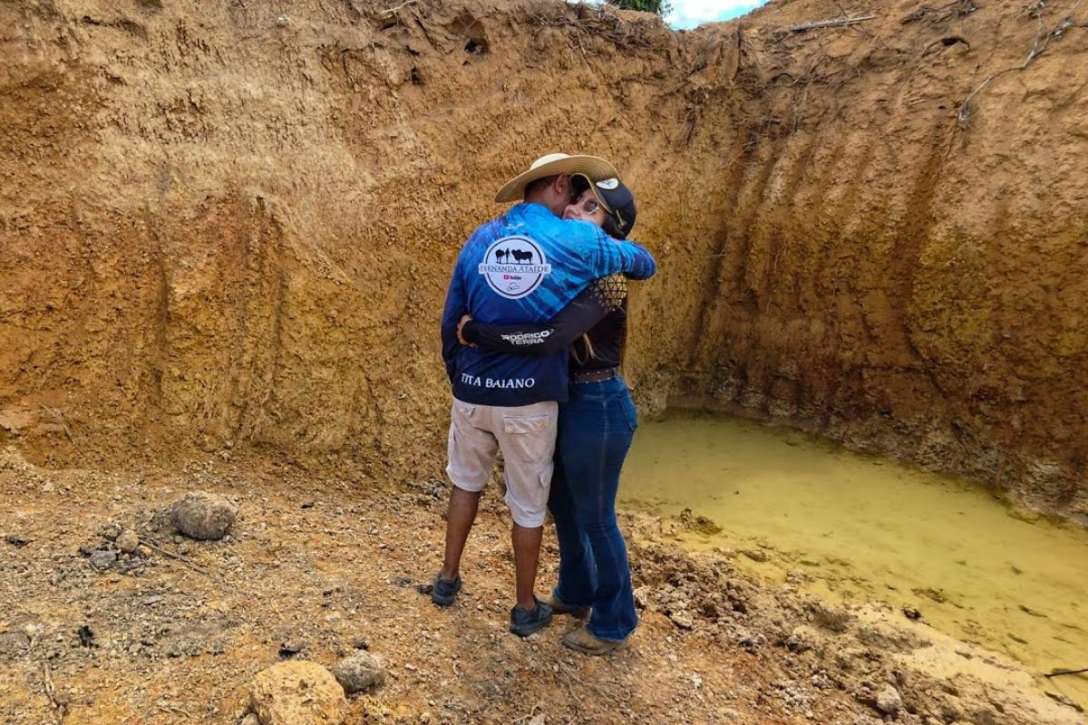 No sítio Ataí, uma filha cavou escondido uma represa surpresa de 5 metros para o pai. A mina brotou forte e ele quase estragou o plano. Veja como foi.