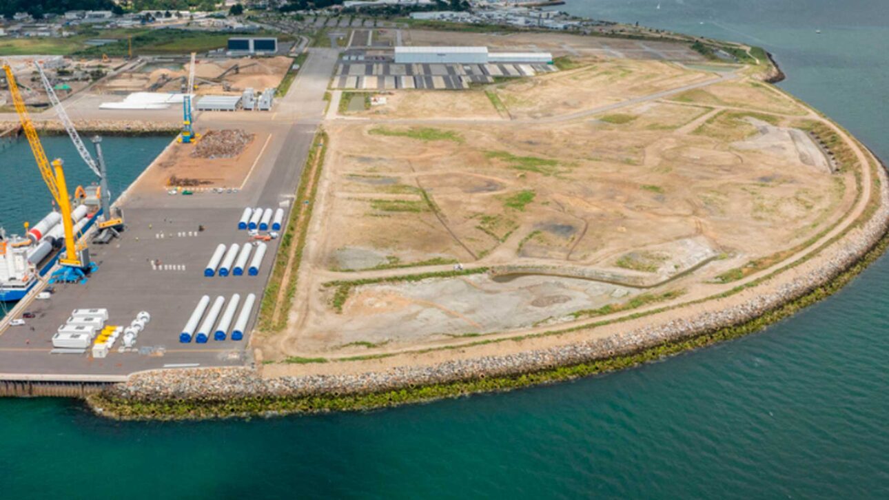 The-almost-900-meter-dike-became-the-edge-of-a-new-land-within-the-port