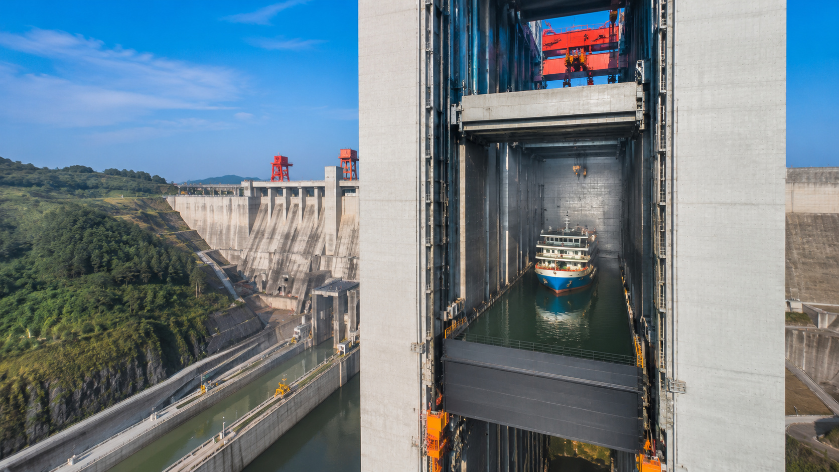 O elevador de navios da Barragem das Três Gargantas leva embarcações de até 3 mil toneladas por 113 metros dentro de um tanque com água