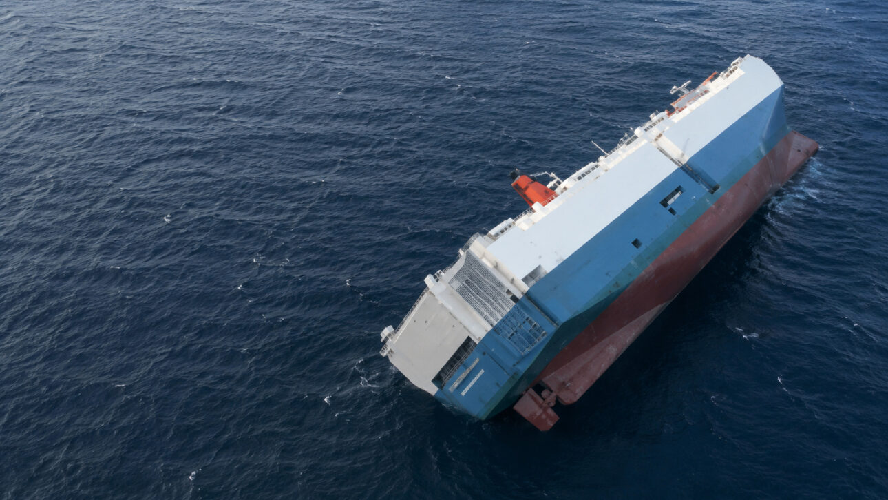 The ballast error left the cargo ship almost lying in the sea