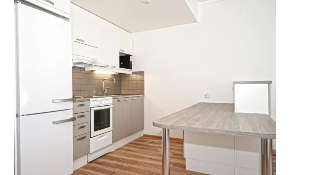 Interior dos Apartamentos: Os apartamentos contam com cozinhas equipadas, banheiros e salas individuais.
Sisäkuva Ruoritie © da Housing First