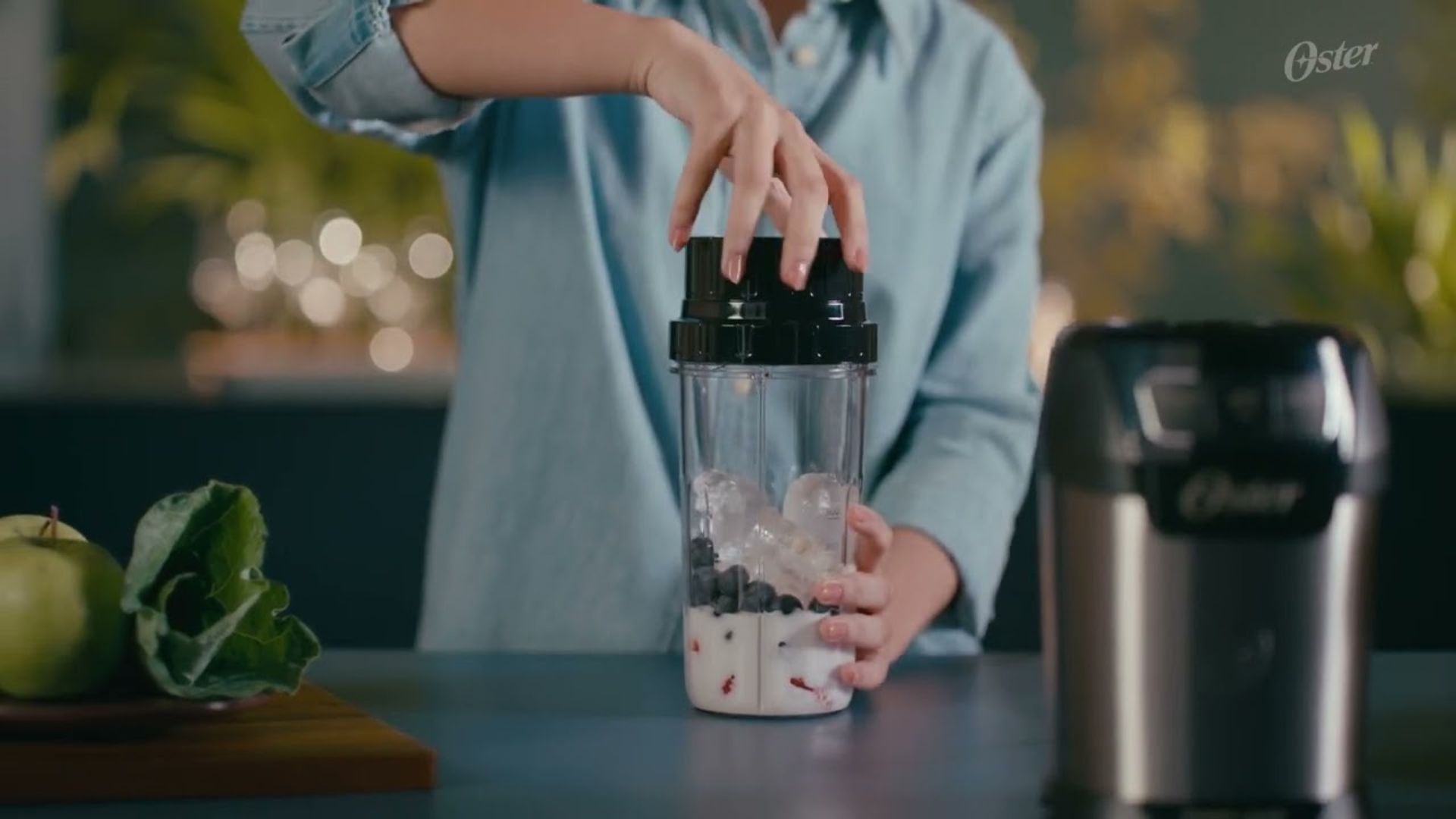 O liquidificador de jarra grande ganhou rival: Oster Ultra Power aposta em 1.000 W, seis lâminas de inox e dois copos portáteis com tampa antivazamento