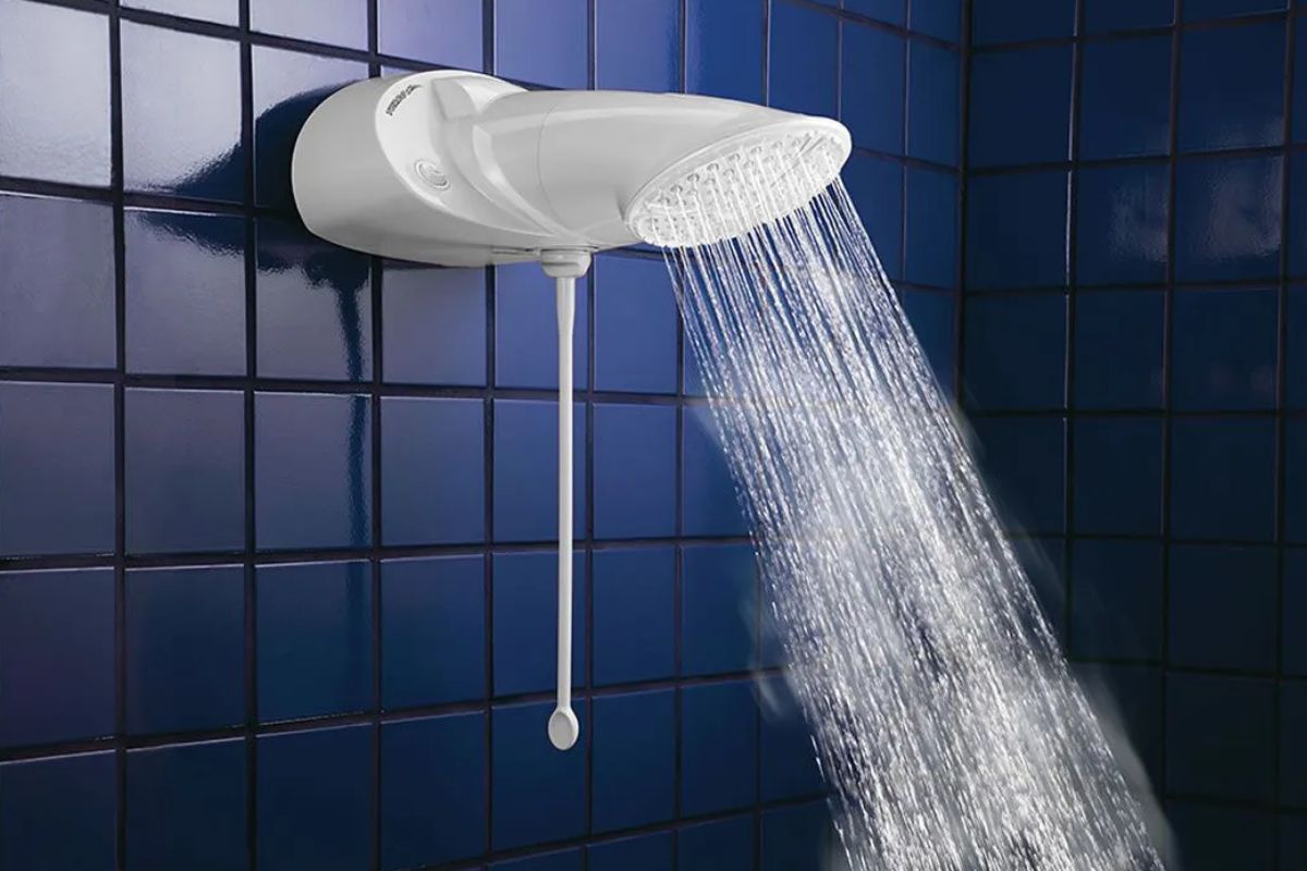 Peça de fábrica dentro do chuveiro pode ser a culpada pelo banho fraco. Veja o que checar antes, por que desligar o disjuntor e quando dá para retirar.