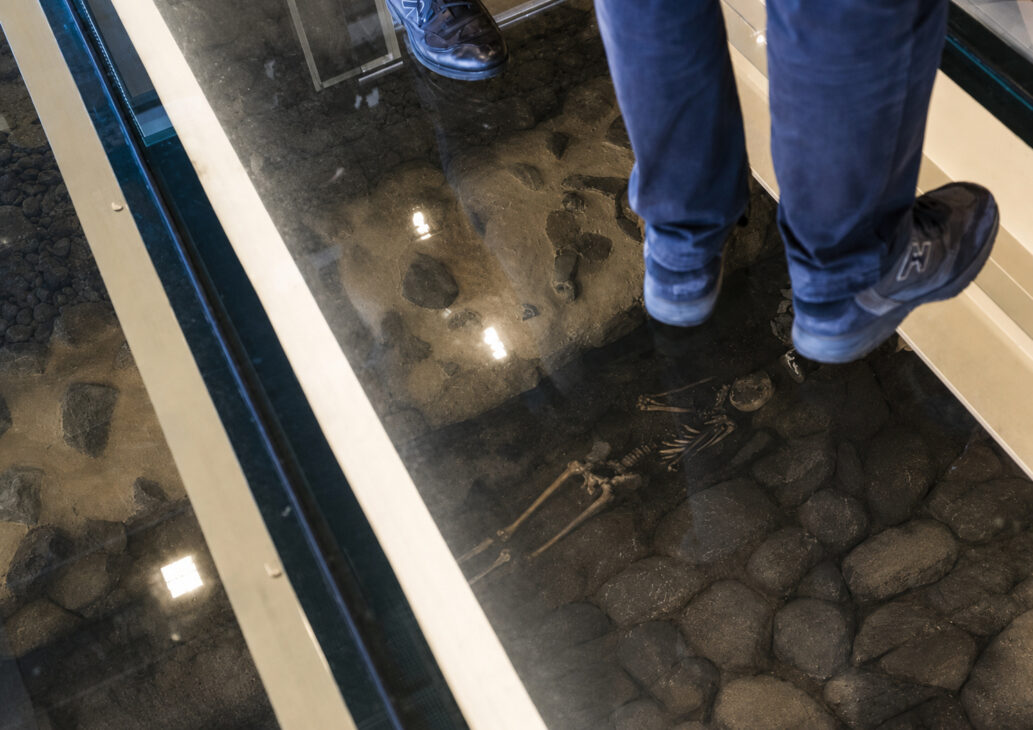 Piso de vidro colocou as ruínas sob os pés dos clientes