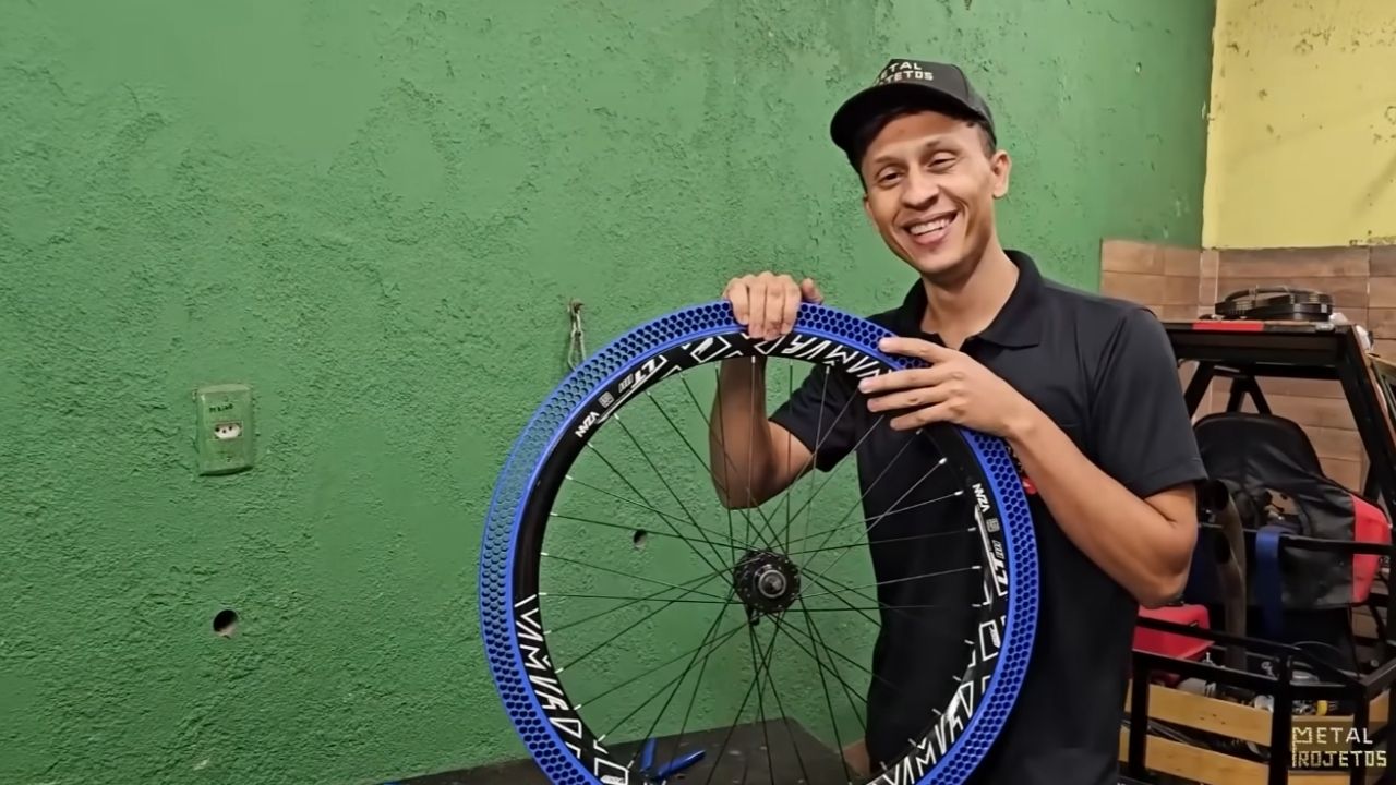 Airless bicycle tires use 3D printing and TPU; tests evaluate resistance and cushioning on stones, nails, and knife.