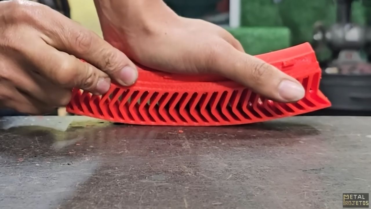 Airless bicycle tires use 3D printing and TPU; tests evaluate resistance and cushioning on stones, nails, and knife.