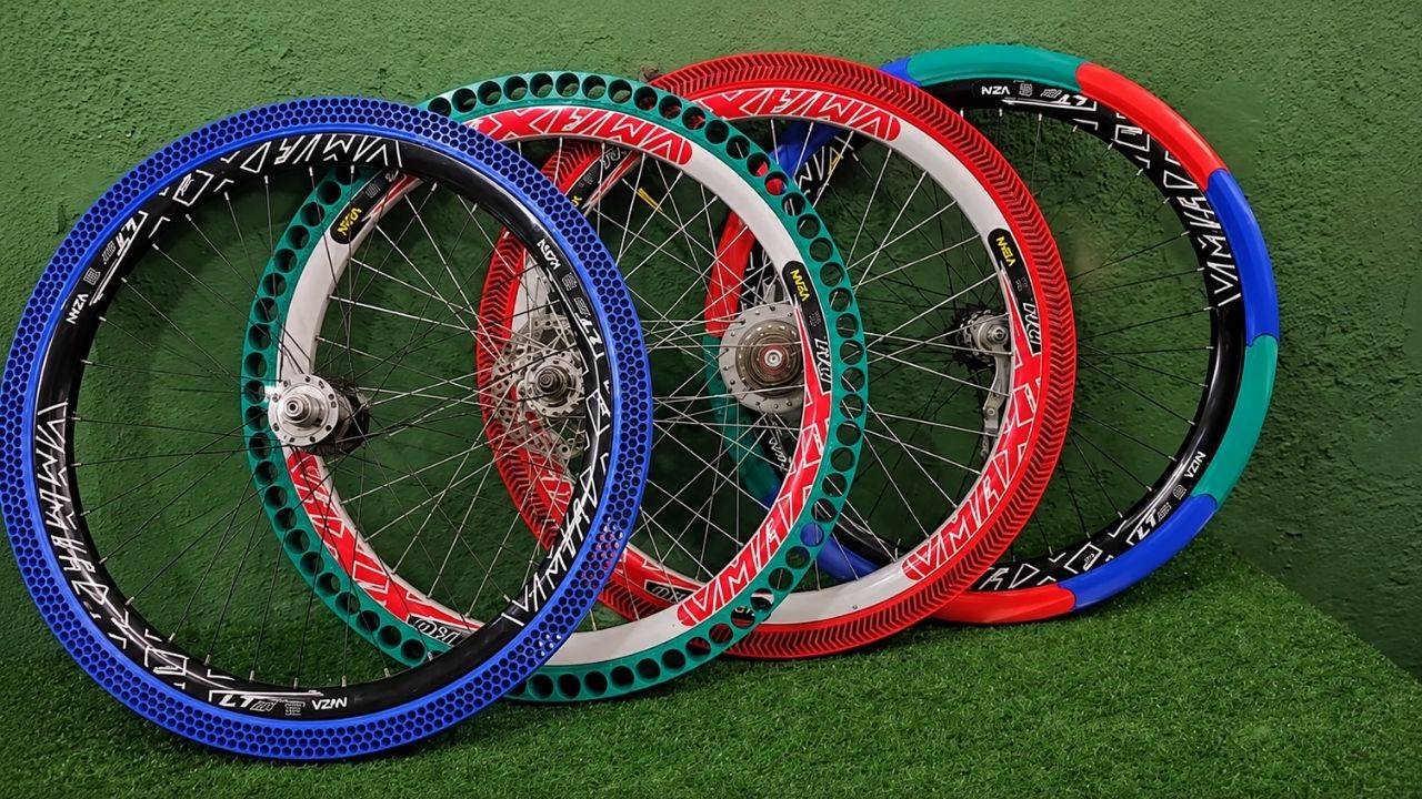 Airless bicycle tires use 3D printing and TPU; tests assess resistance and cushioning on stones, nails, and knife.