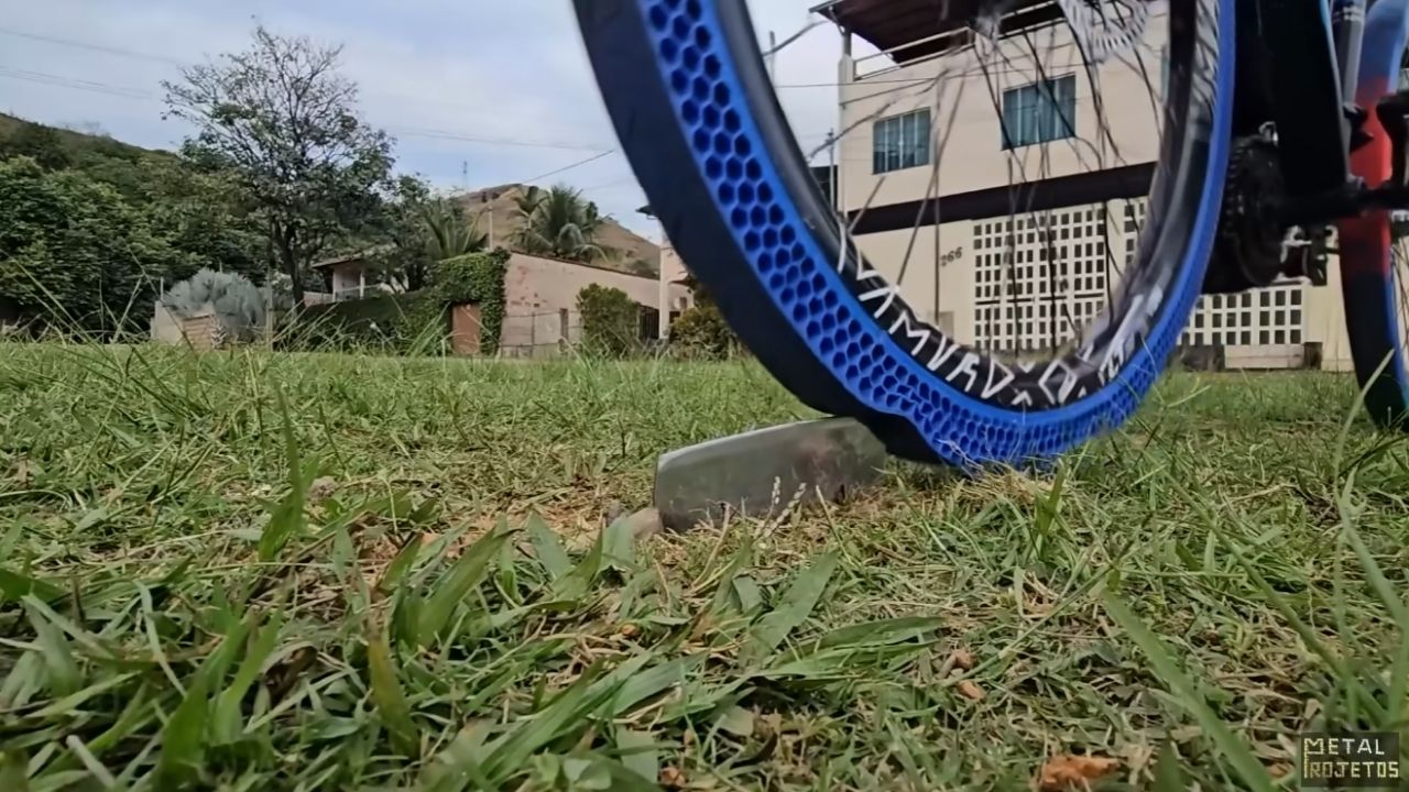 Airless bicycle tires use 3D printing and TPU; tests evaluate resistance and cushioning on stones, nails, and knife.