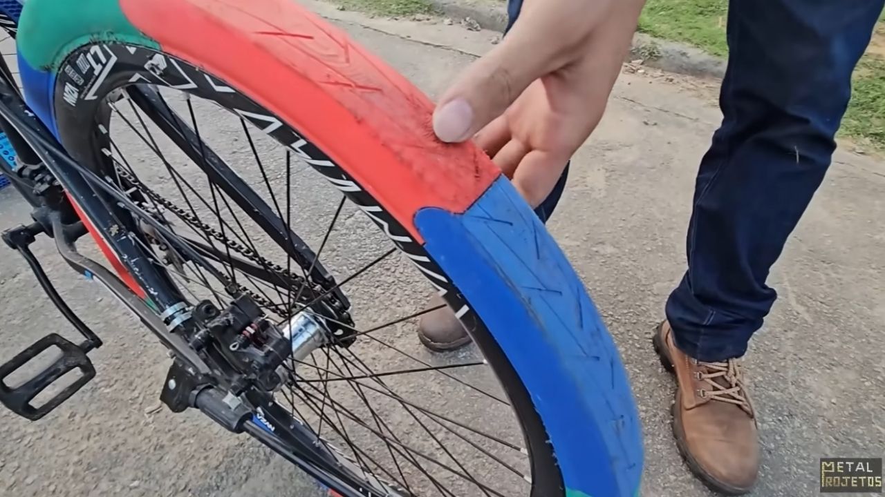 Airless bicycle tires use 3D printing and TPU; tests evaluate resistance and cushioning on stones, nails, and knife.