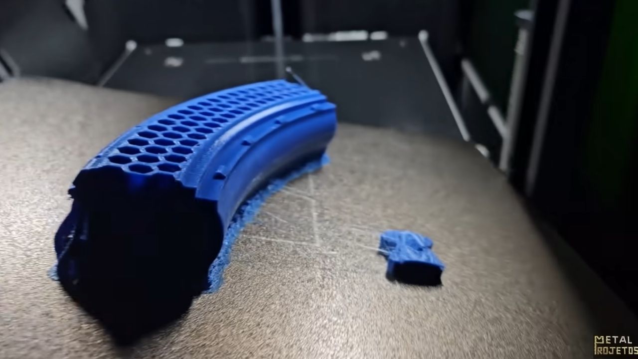 Airless bicycle tires use 3D printing and TPU; tests evaluate resistance and cushioning on stones, nails, and knife.