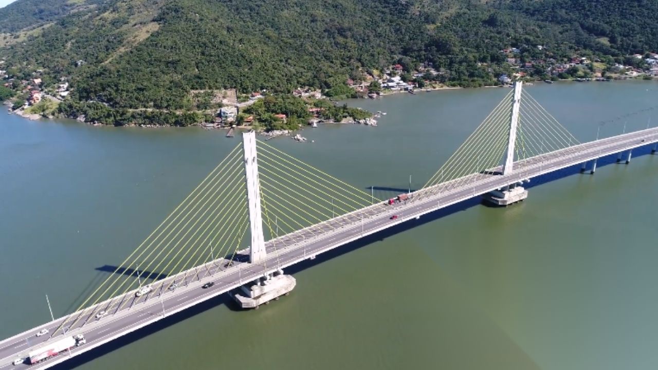 A reabertura parcial da Ponte Anita Garibaldi em Laguna mantém restrições na BR-101 enquanto laudo técnico avalia a liberação total.