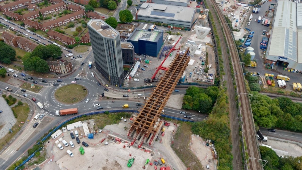 Ponte ferroviária da HS2 cruza a Lawley Middleway, em Birmingham, e prepara o acesso de trens de alta velocidade à Curzon Street.