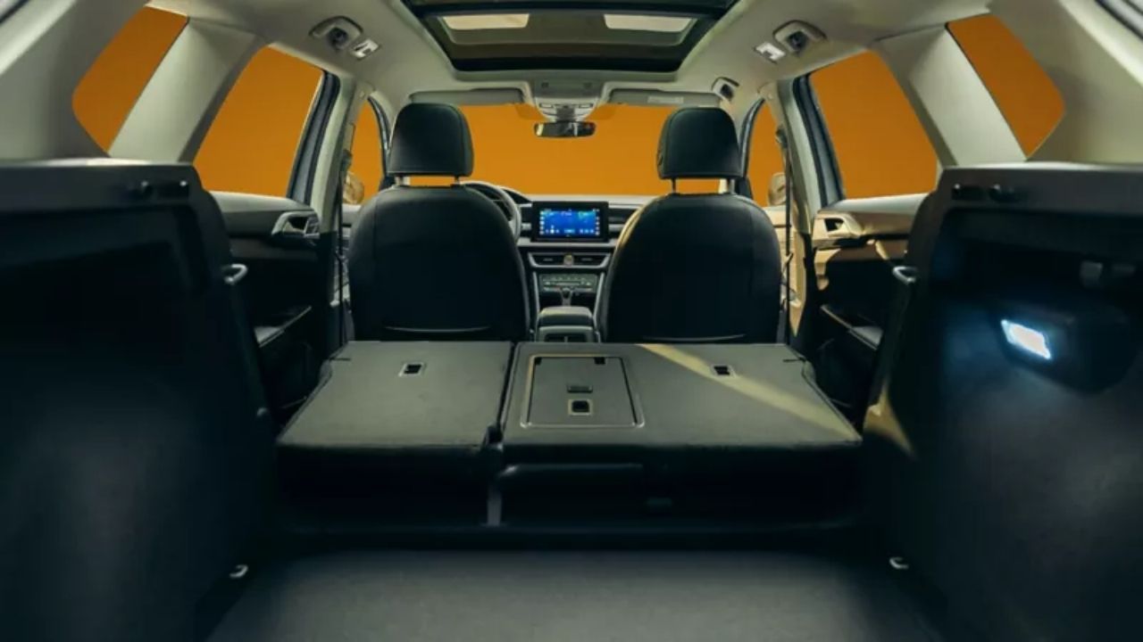 Porta-malas de 498 litros acomoda bagagens, carrinhos e compras, enquanto motor turbo de 150 cv, torque de 25,5 kgfm, câmbio automático de oito marchas e cabine espaçosa para cinco