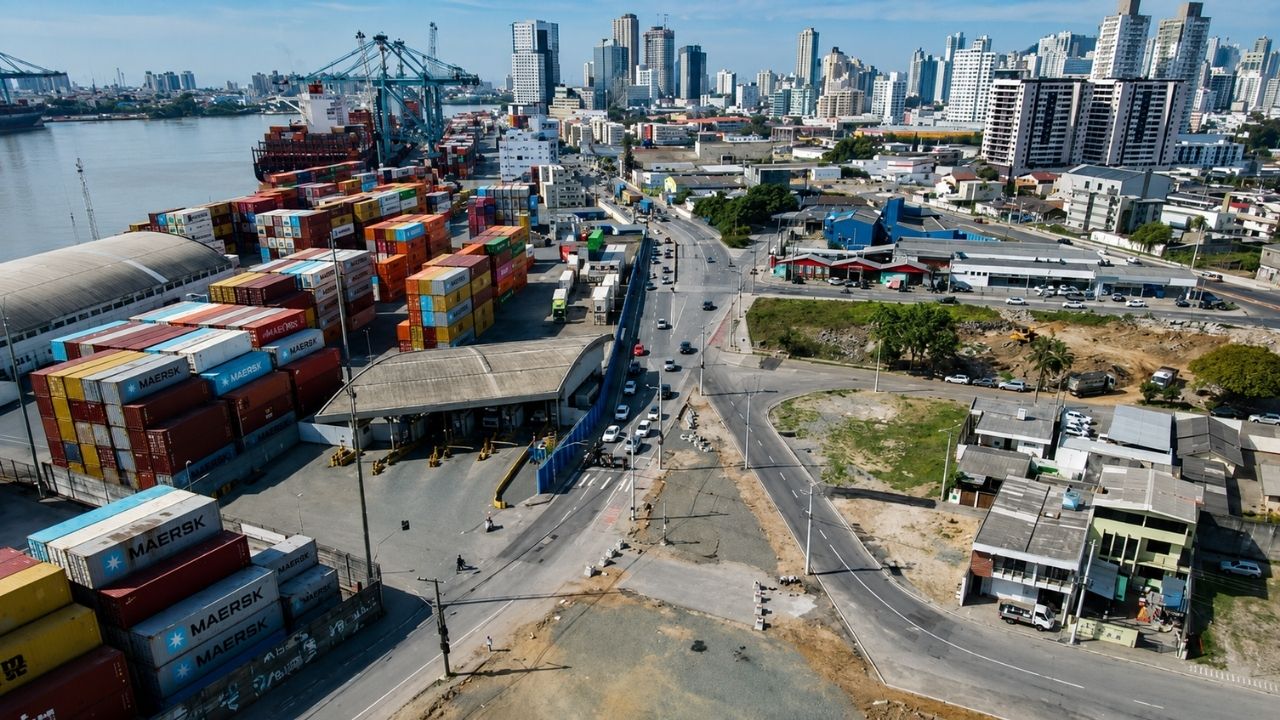 Porto de Itajaí muda trânsito permanentemente a partir de 22 de julho, fecha trecho da Rua Blumenau no Portão 2 e redireciona caminhões, ônibus, carros e ciclistas pela nova Via do Porto (1)