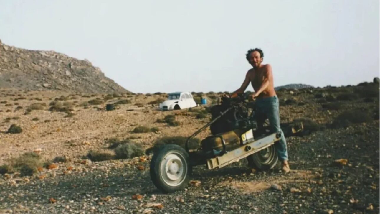 Eletricista francês ficou preso no Saara com o Citroën 2CV destruído, desmontou o carro e passou 12 dias montando uma moto com as peças para escapar.