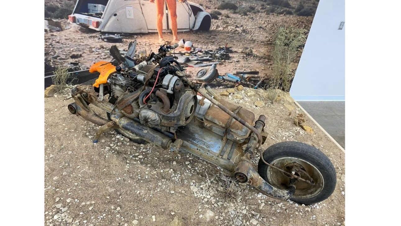 Eletricista francês ficou preso no Saara com o Citroën 2CV destruído, desmontou o carro e passou 12 dias montando uma moto com as peças para escapar.
Emílio Leray