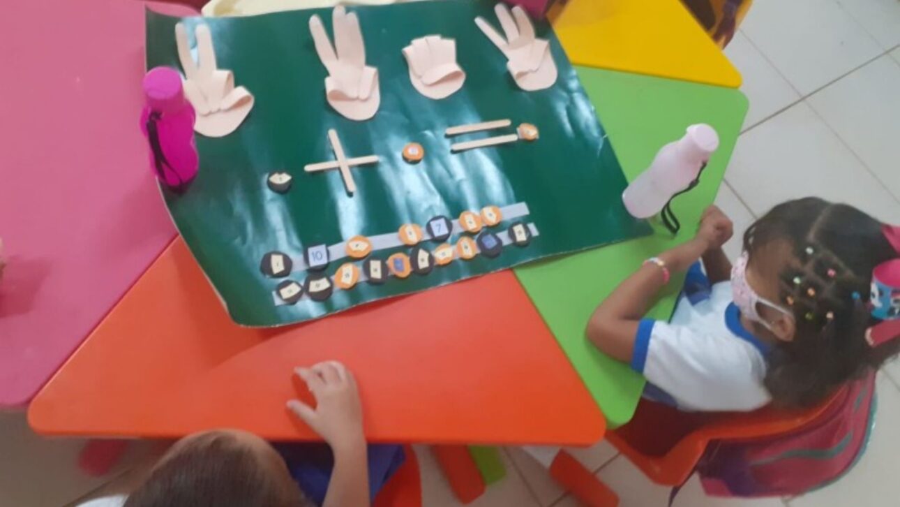Crianças usam brinquedos criados com materiais recicláveis durante aulas em escola municipal