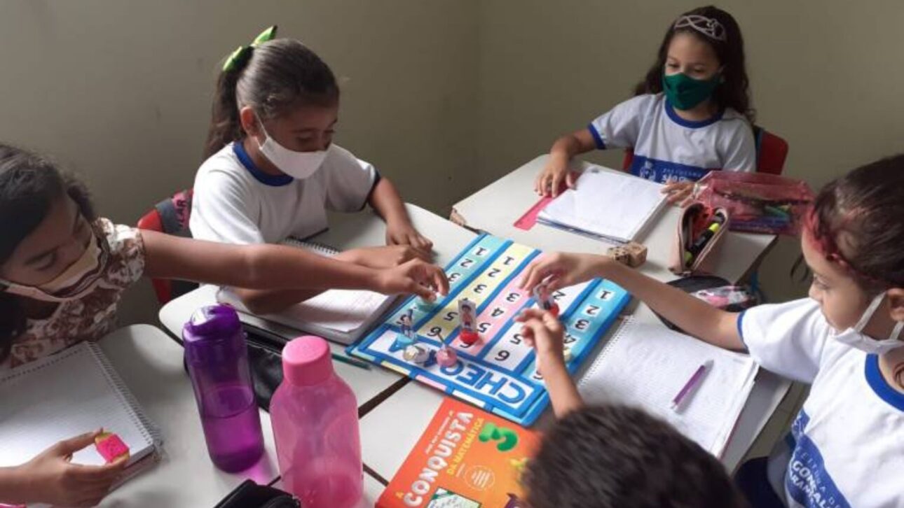 Crianças usam brinquedos criados com materiais recicláveis durante aulas em escola municipal
