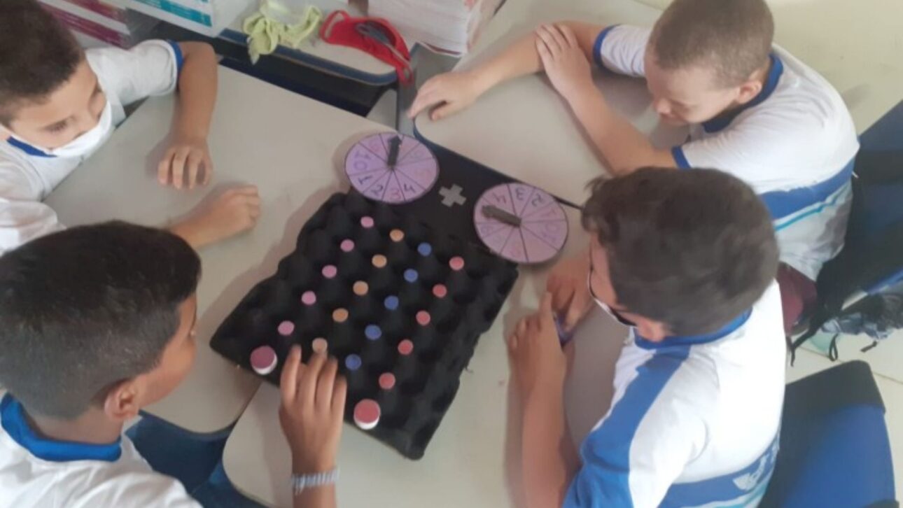 Crianças usam brinquedos criados com materiais recicláveis durante aulas em escola municipal