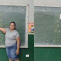 Professora de escola rural usa uma placa com apenas 2 letras para formar dezenas de palavras, transforma a alfabetização em brincadeira e faz crianças aprenderem a ler com alegria
