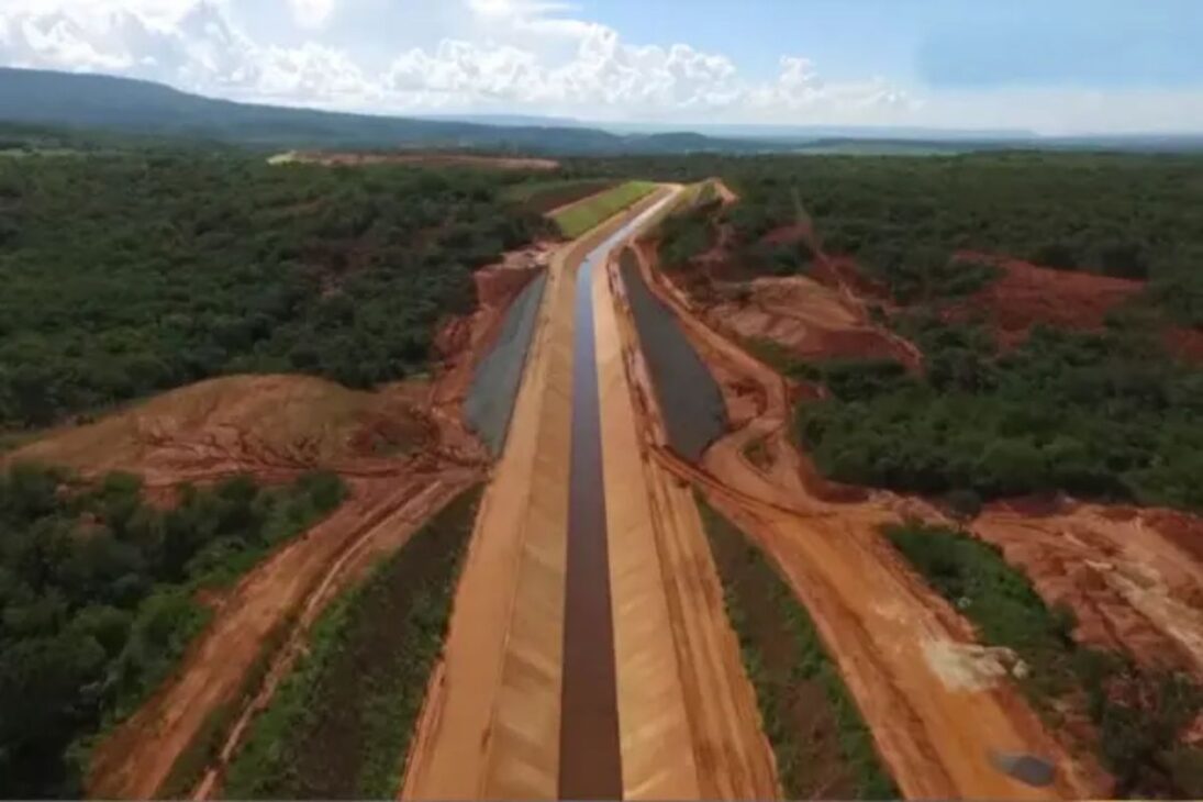 Rio artificial de 145 km leva água da transposição do São Francisco a 24 municípios do Ceará. Obra tem 92% e a data de entrega mudou. Entenda.