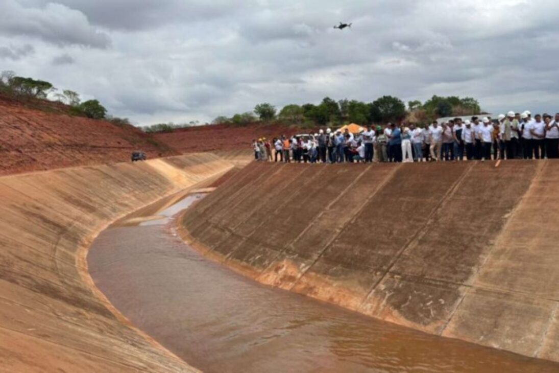 Rio artificial de 145 km leva água da transposição do São Francisco a 24 municípios do Ceará. Obra tem 92% e a data de entrega mudou. Entenda.