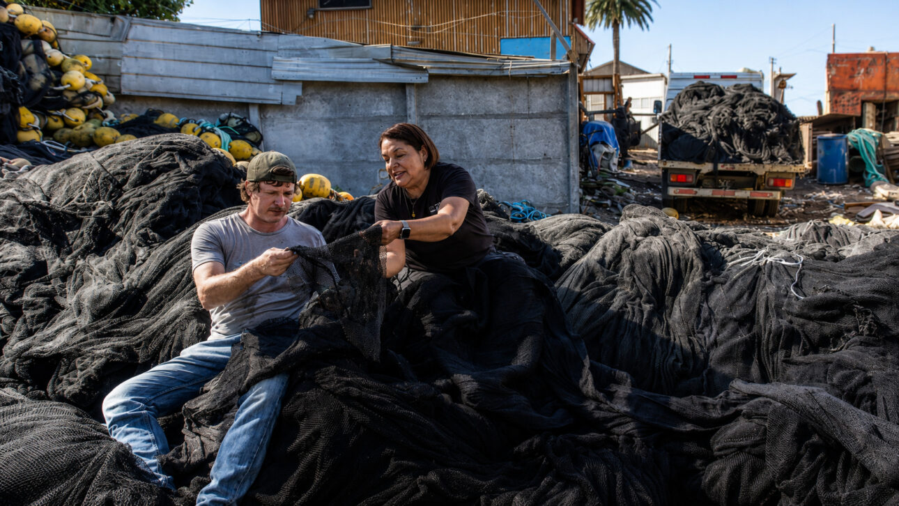 Mais de 2 mil toneladas de redes de pesca descartadas desde 2020 foram desviadas para uma indústria que transforma esse plástico usado em bonés, nadadeiras e outros produtos.