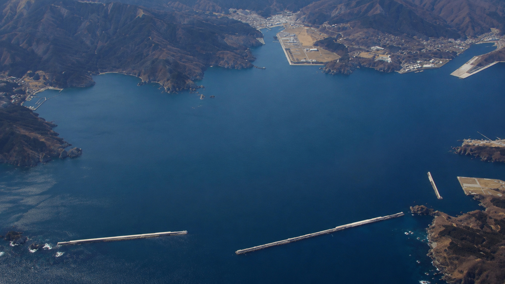 Japão construiu em Kamaishi a barreira marítima mais profunda do mundo, instalada a 63 metros de profundidade para reduzir o impacto de tsunamis.