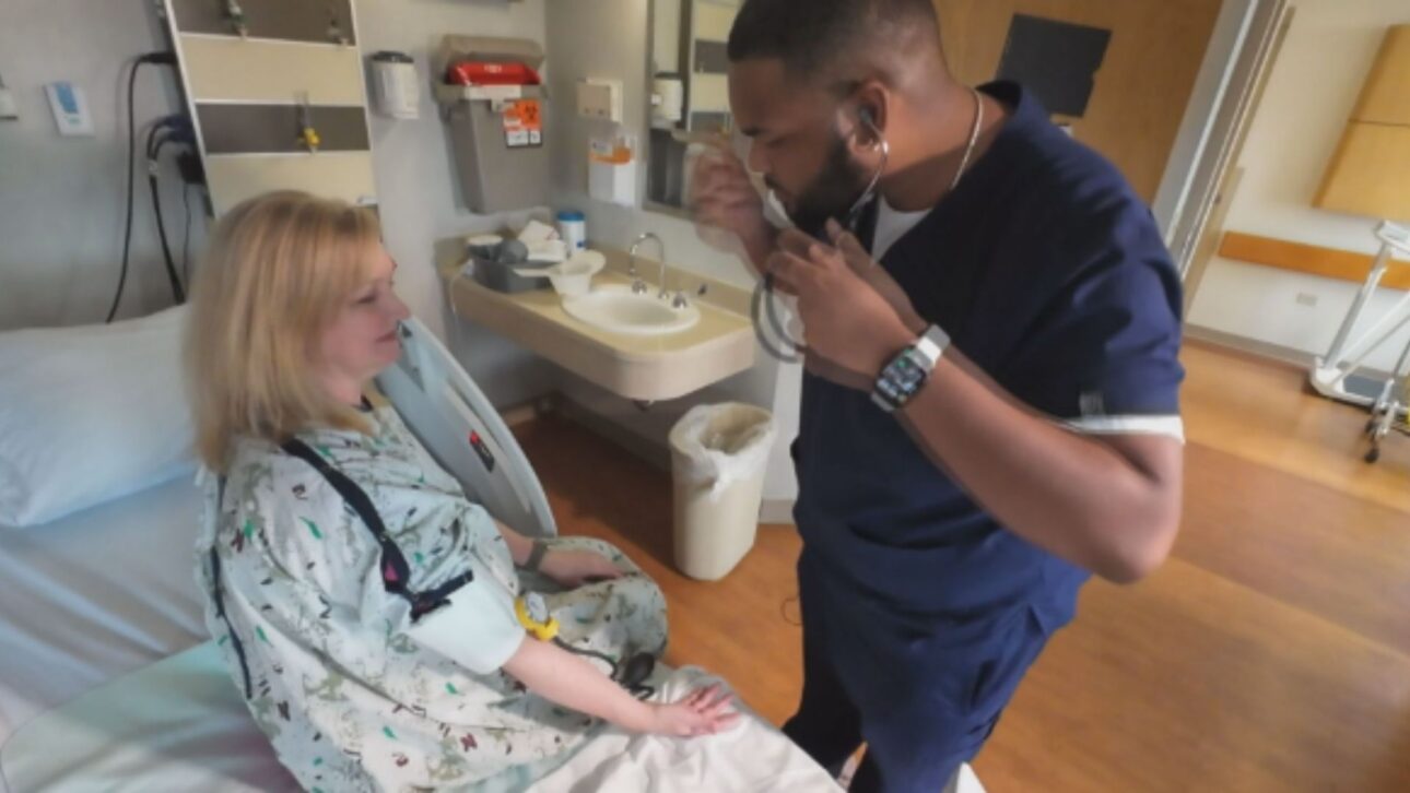 Charles Cox, enfermeiro registrado no Hospital Good Samaritan, tornou-se uma inspiração por sua dedicação inabalável em ajudar os outros a se curarem (WKRC).