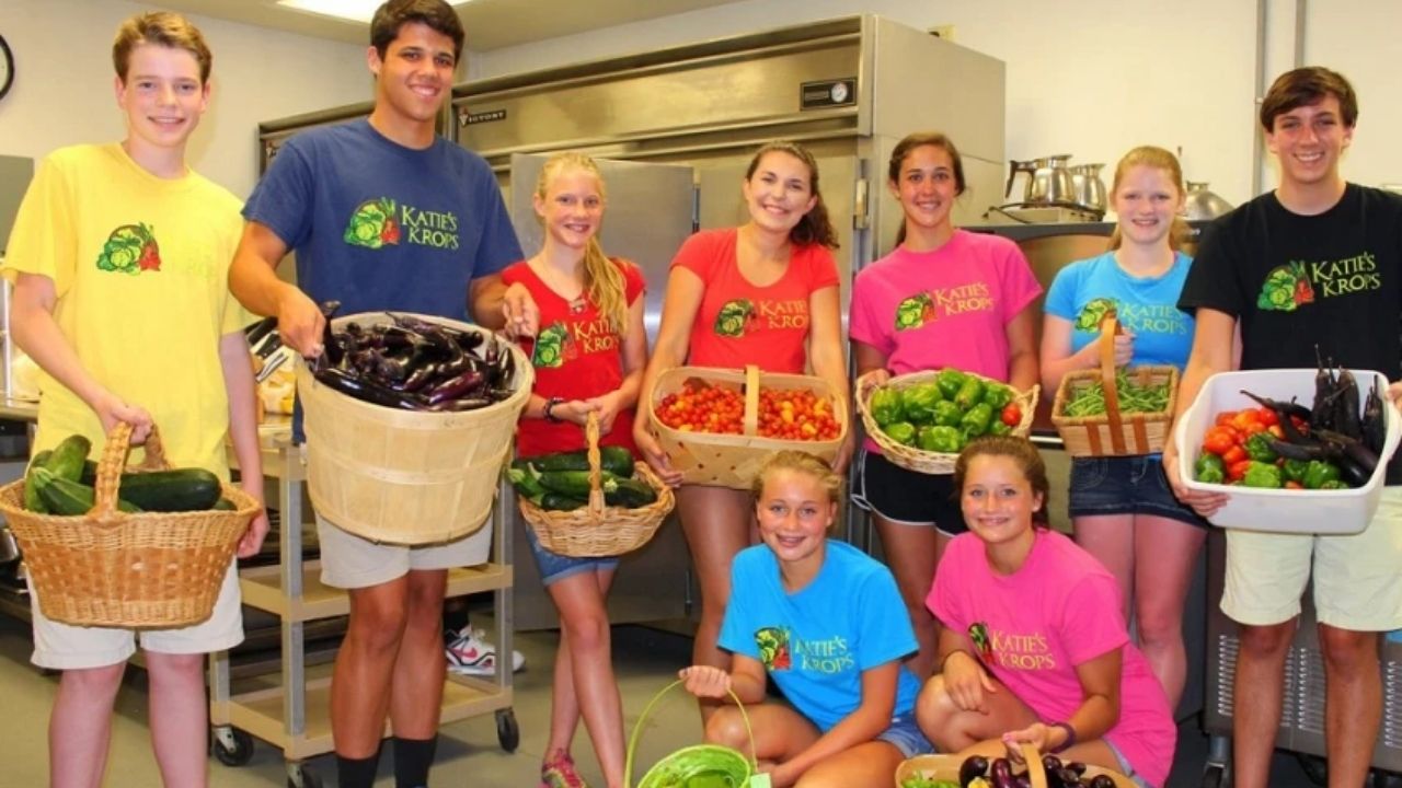 História do repolho gigante de Katie Stagliano inspira Katie’s Krops, hortas comunitárias e alimentos frescos contra a fome.