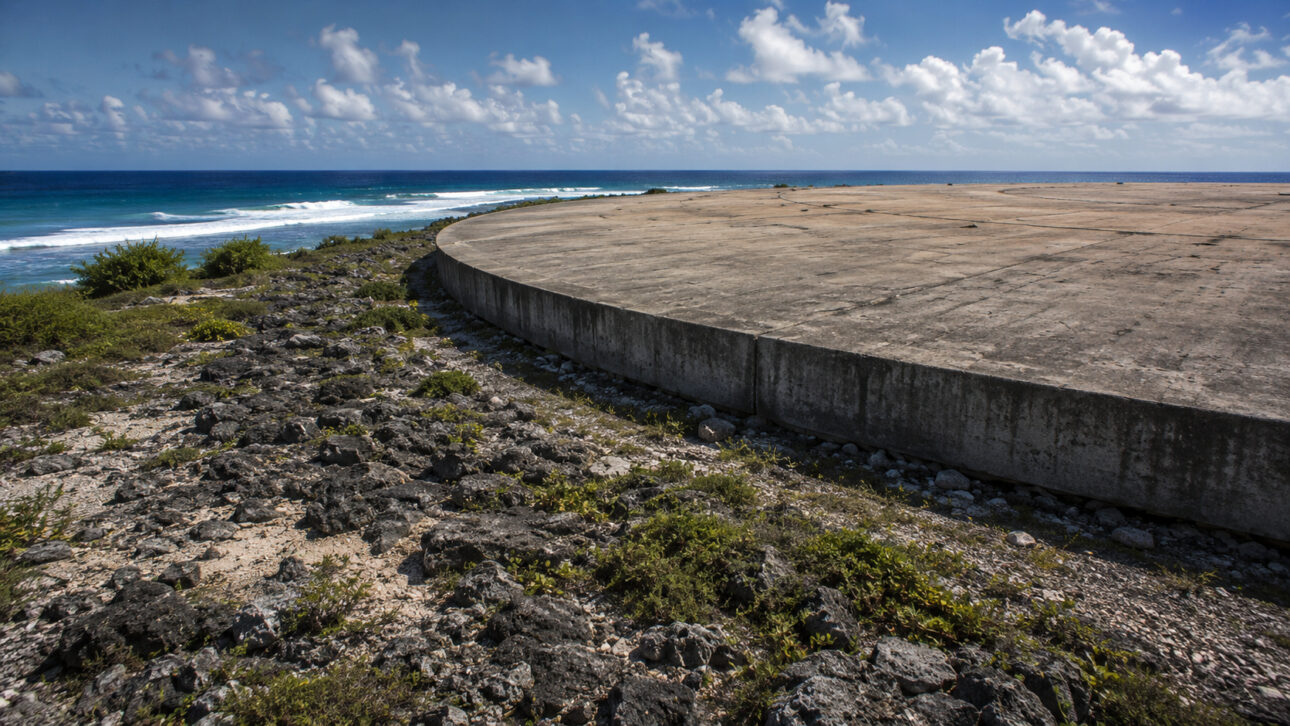 Runit Dome cobre resíduos do programa nuclear dos Estados Unidos em uma cratera aberta no atol de Enewetak