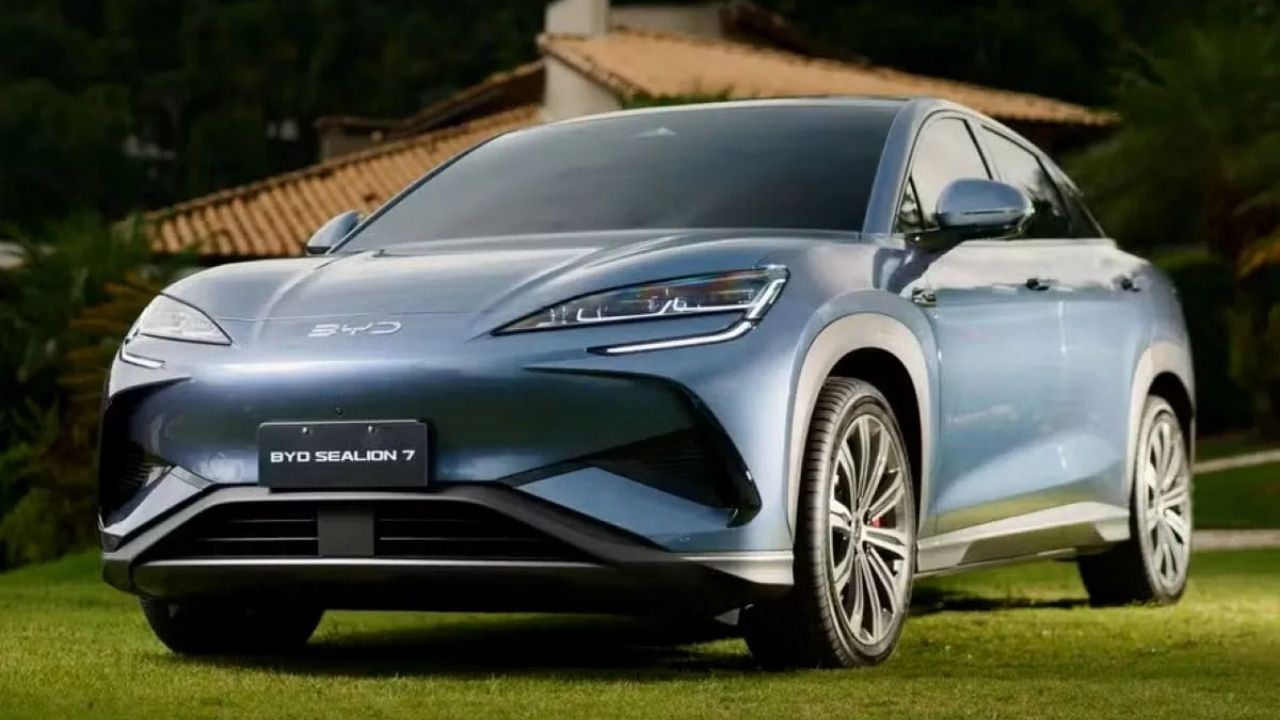 SUV elétrico da BYD chega a Santa Catarina por R$ 339 mil, acelera de 0 a 100 km/h em 4,5 segundos, tem bateria que carrega até 80% em 30 minutos e chama atenção por ter sido retirado de linha na China antes de mirar o Brasil