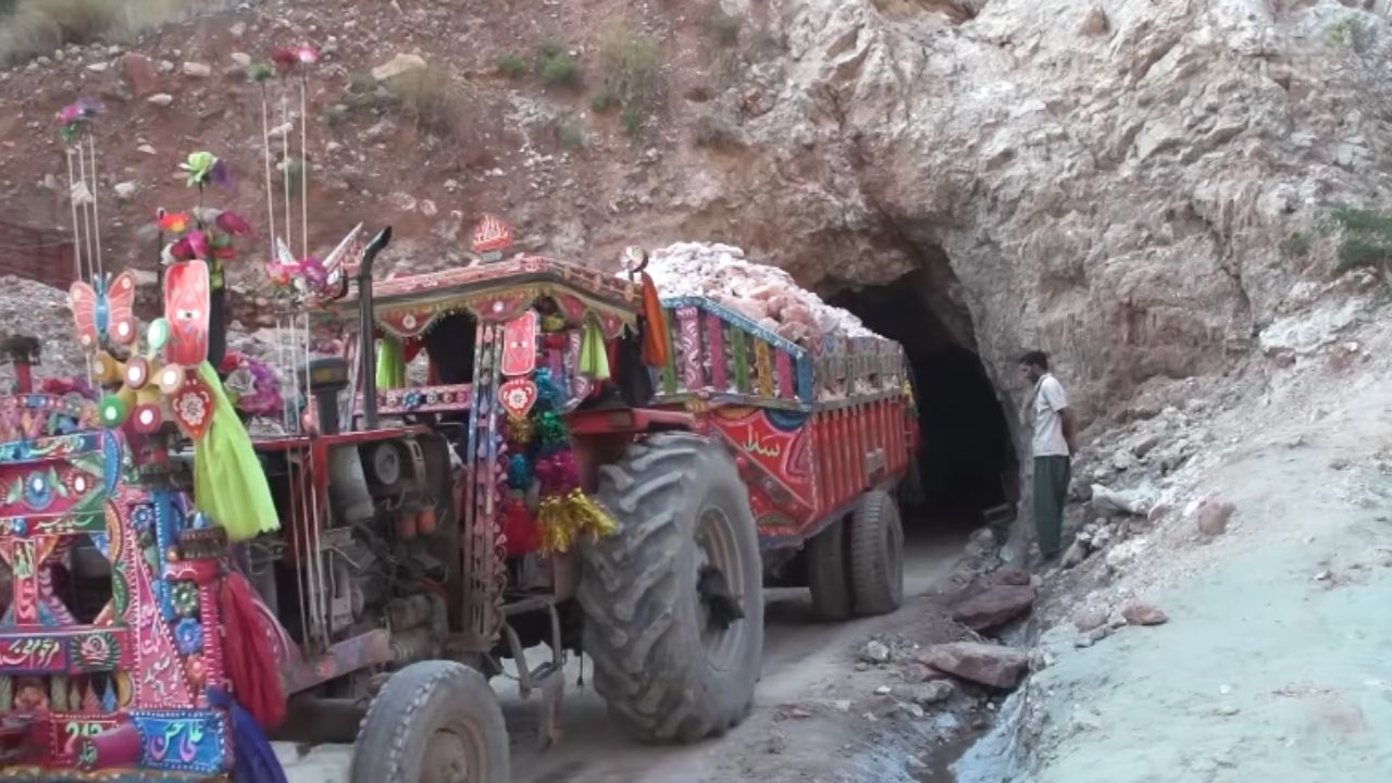 Himalayan pink salt from the Khewra Mine in Pakistan raises concerns about microplastics and heavy metals.